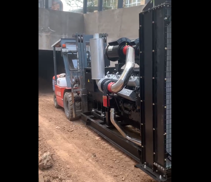 房地產(chǎn)備用電源800KW上柴發(fā)電機(jī)組準(zhǔn)備安裝調(diào)試 房地產(chǎn)備用電源800KW上柴發(fā)電機(jī)組準(zhǔn)備安裝調(diào)試